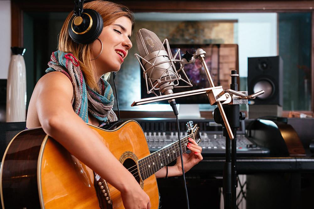 How To Play Guitar And Sing At The Same Time | Guest Post