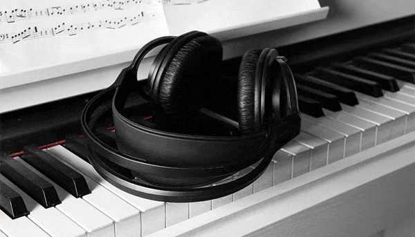 keyboard-piano-headphones