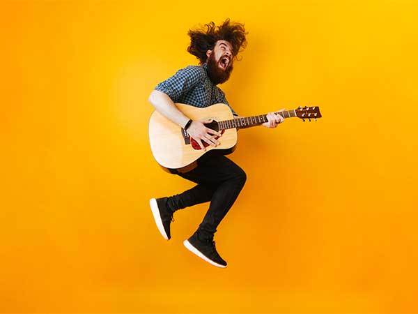 The Introduction Guide to Your First Acoustic Guitar | Guest Post