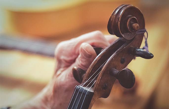 Tuning a Violin - Beginners Guide | Normans Blog