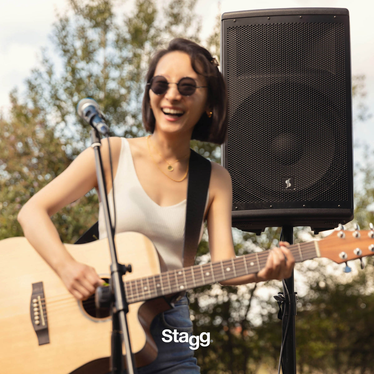 Stagg 15 Inch Battery-Powered PA Speaker with Wireless Mic